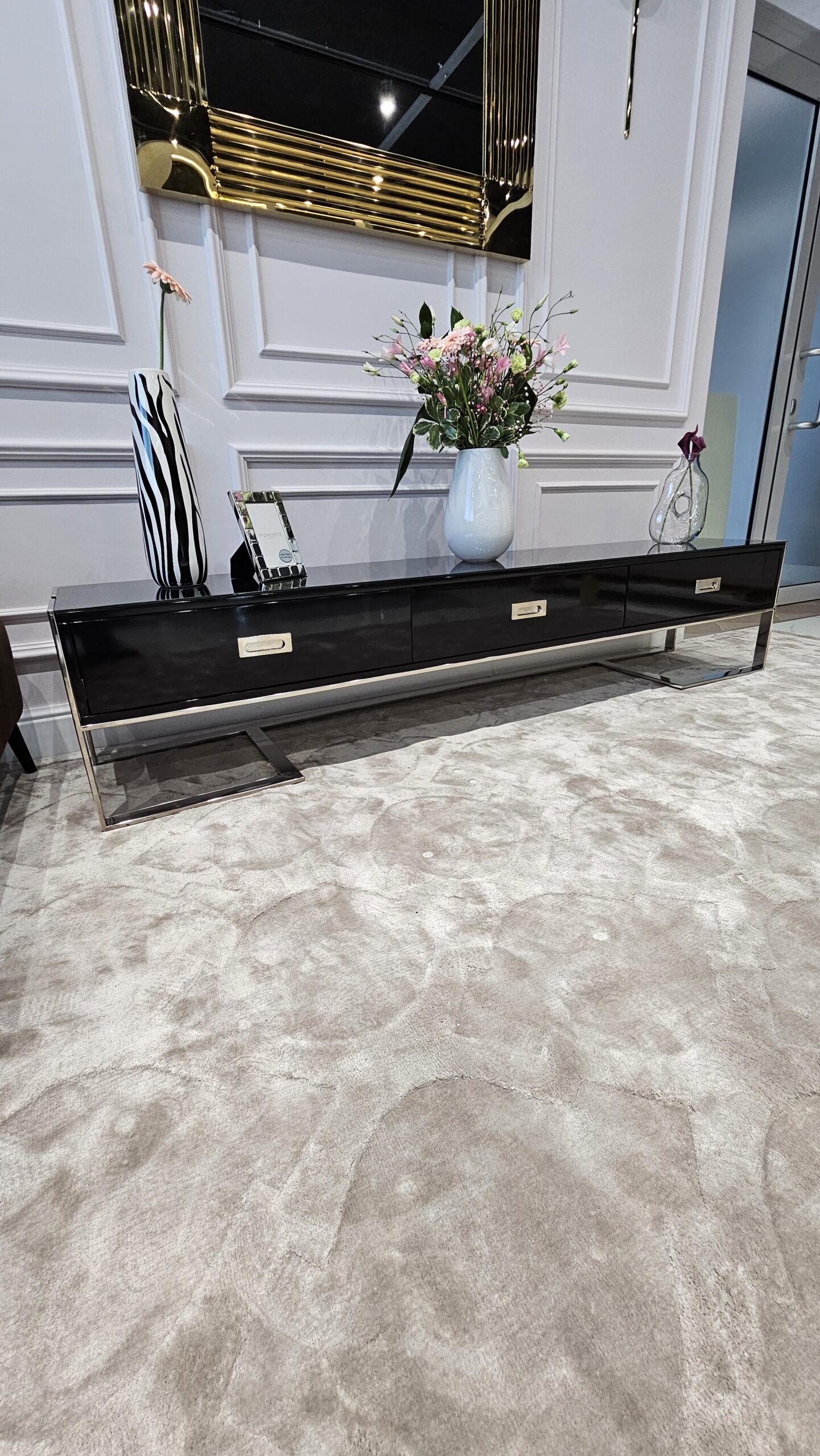 SZAFKA RTV Espiro czarna prostokątna srebrne akcenty styl glamour nowoczesny