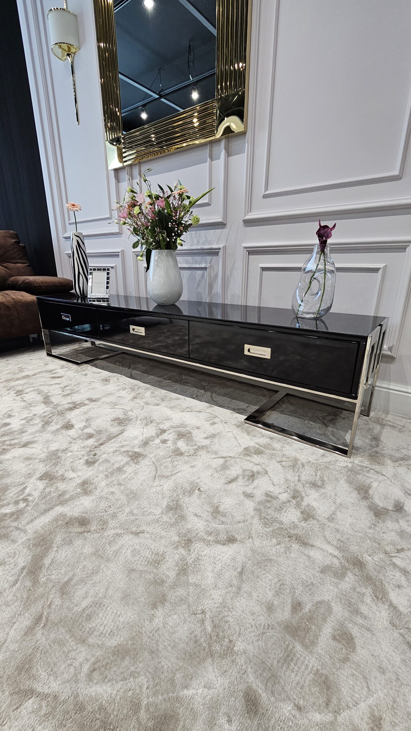 SZAFKA RTV Espiro czarna prostokątna srebrne akcenty styl glamour nowoczesny, wyrafinowana