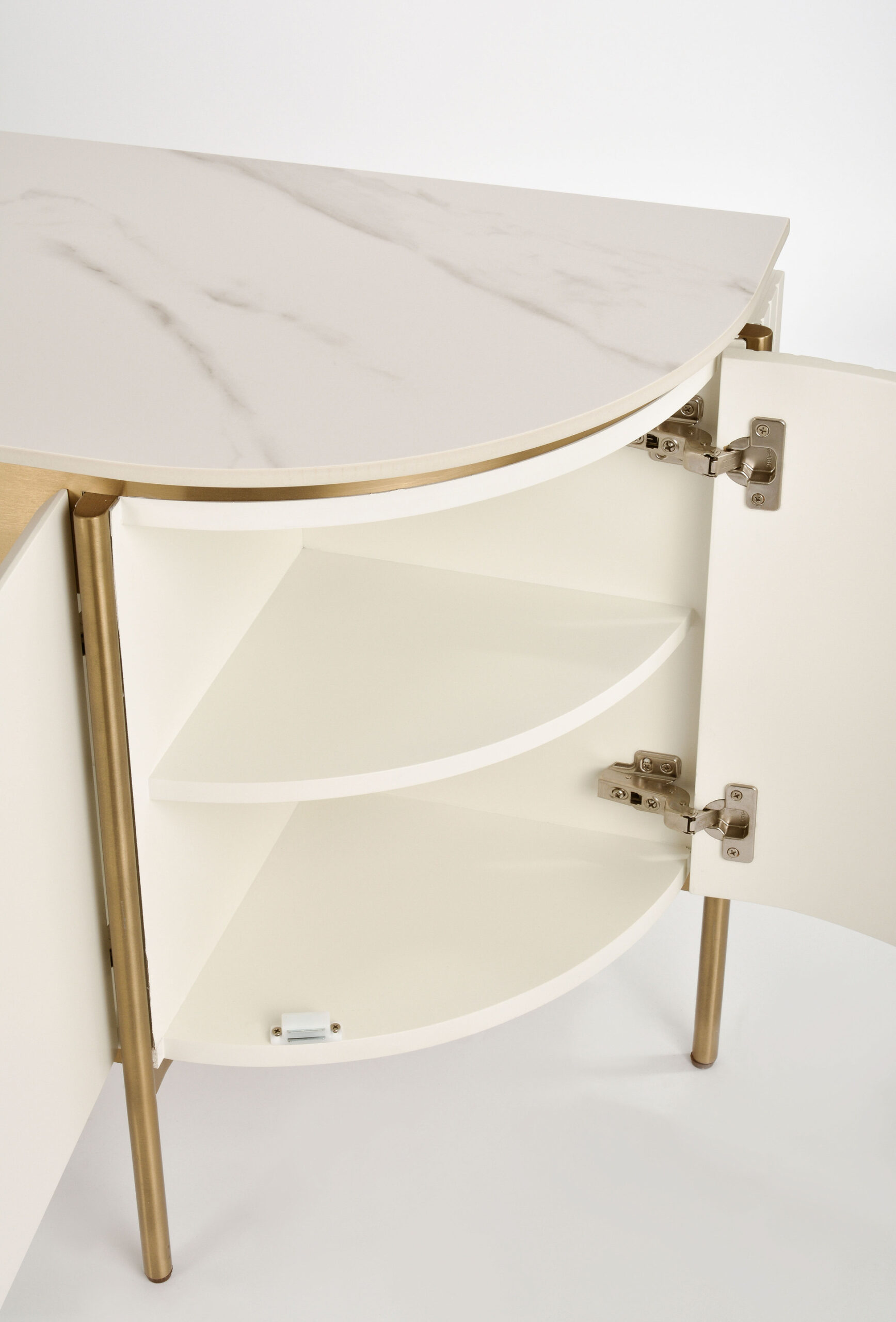 SZAFKA RTV w kolorze ecru z białymi, metalowymi dodatkami, blat z marmuru syntetycznego, ryflowane boki, nowoczesny glamour, detale SZAFKA RTV w kolorze ecru z białymi, metalowymi dodatkami, blat z marmuru syntetycznego, ryflowane boki, nowoczesny glamour, detale