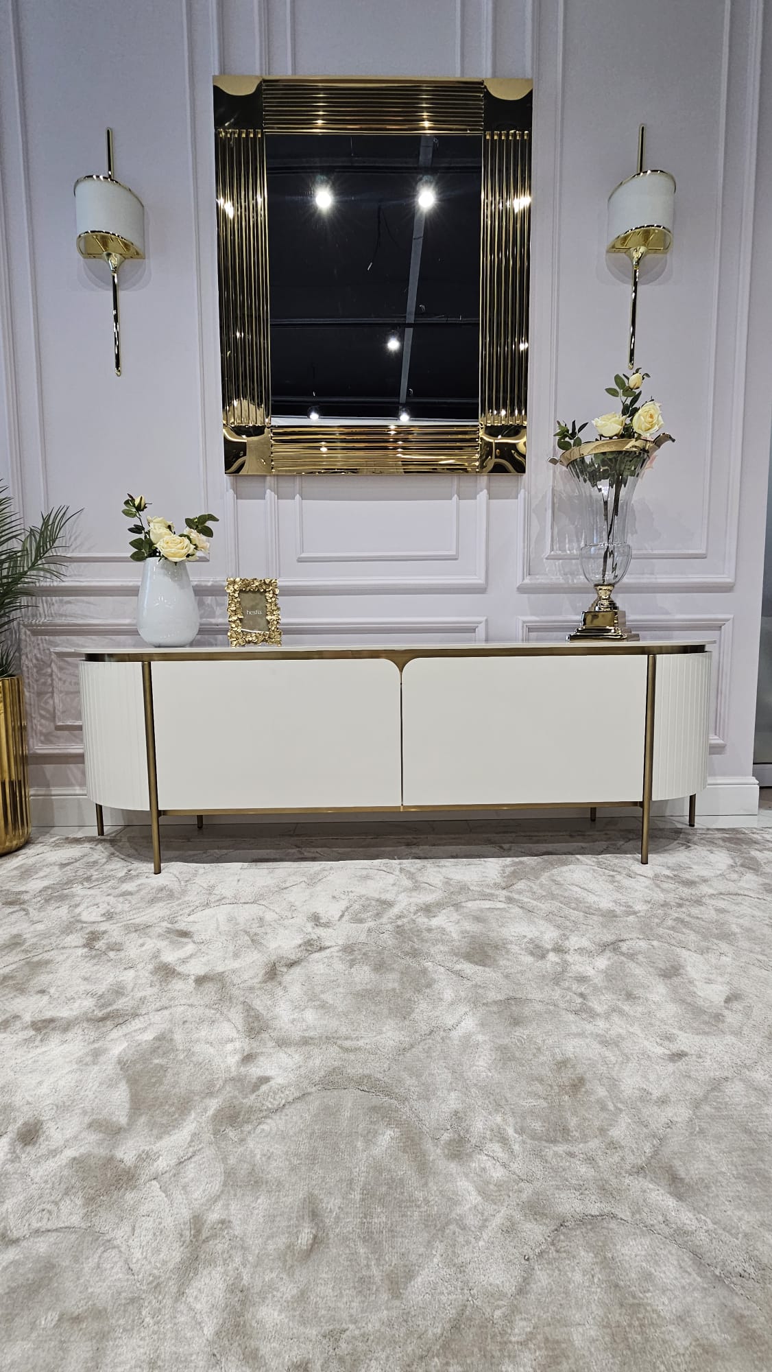 SZAFKA RTV w kolorze ecru z złotytmi, metalowymi dodatkami, blat z marmuru syntetycznego, ryflowane boki, nowoczesny glamour, biała gładka, lekko ryflowana SZAFKA RTV w kolorze ecru z złotytmi, metalowymi dodatkami, blat z marmuru syntetycznego, ryflowane boki, nowoczesny glamour, biała