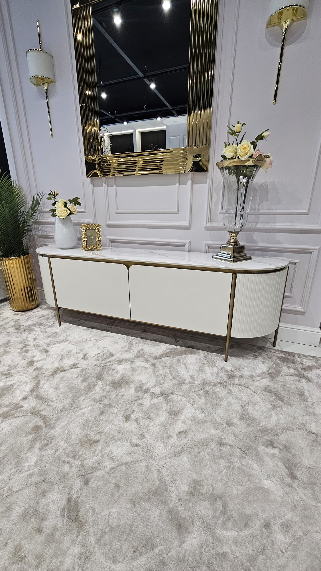 SZAFKA RTV w kolorze ecru z złotytmi, metalowymi dodatkami, blat z marmuru syntetycznego, ryflowane boki, nowoczesny glamour, piękna SZAFKA RTV w kolorze ecru z złotytmi, metalowymi dodatkami, blat z marmuru syntetycznego, ryflowane boki, nowoczesny glamour, złote dodatki