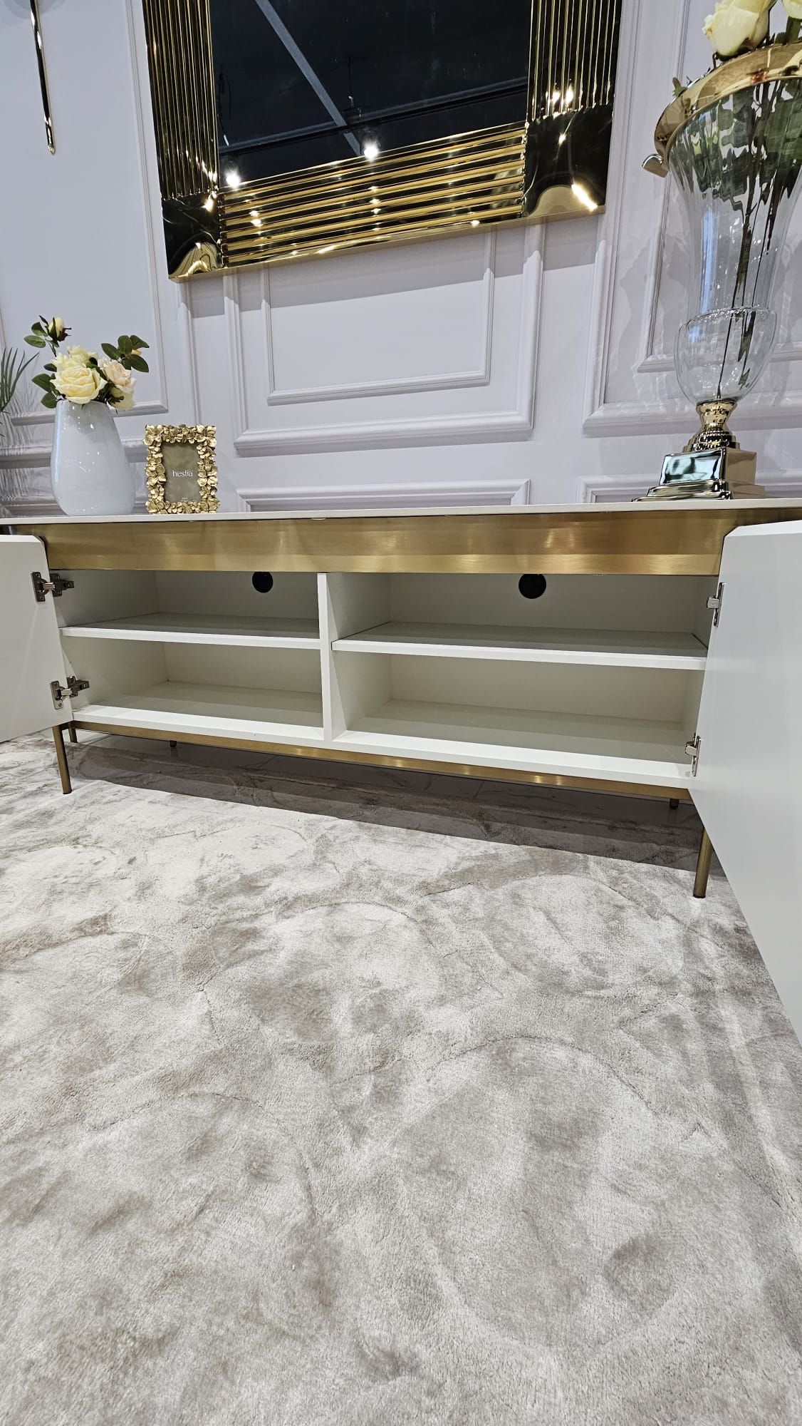 SZAFKA RTV w kolorze ecru z złotytmi, metalowymi dodatkami, blat z marmuru syntetycznego, ryflowane boki, nowoczesny glamour, złote dodatki SZAFKA RTV w kolorze ecru z złotytmi, metalowymi dodatkami, blat z marmuru syntetycznego, ryflowane boki, nowoczesny glamour, z półkami