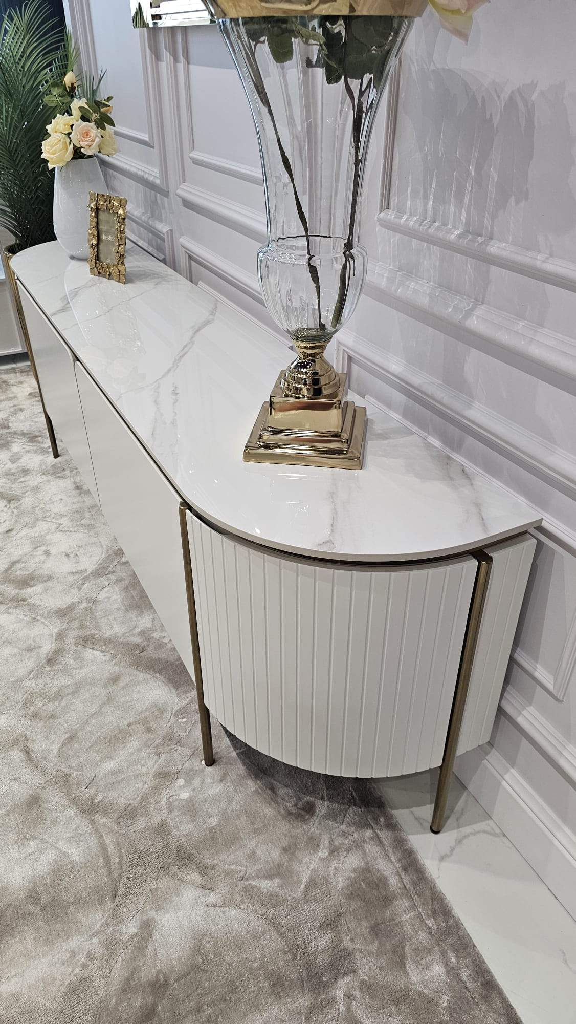 SZAFKA RTV w kolorze ecru z złotytmi, metalowymi dodatkami, blat z marmuru syntetycznego, ryflowane boki, nowoczesny glamour SZAFKA RTV w kolorze ecru z złotytmi, metalowymi dodatkami, blat z marmuru syntetycznego, ryflowane boki, nowoczesny glamour, piekny