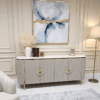 KOMODA Anne Cashmir, ryflowany korpus w kaszmirowym kolorze, czterodrzwiowa, blat z konglomeratu marmurowego, złote dodatki