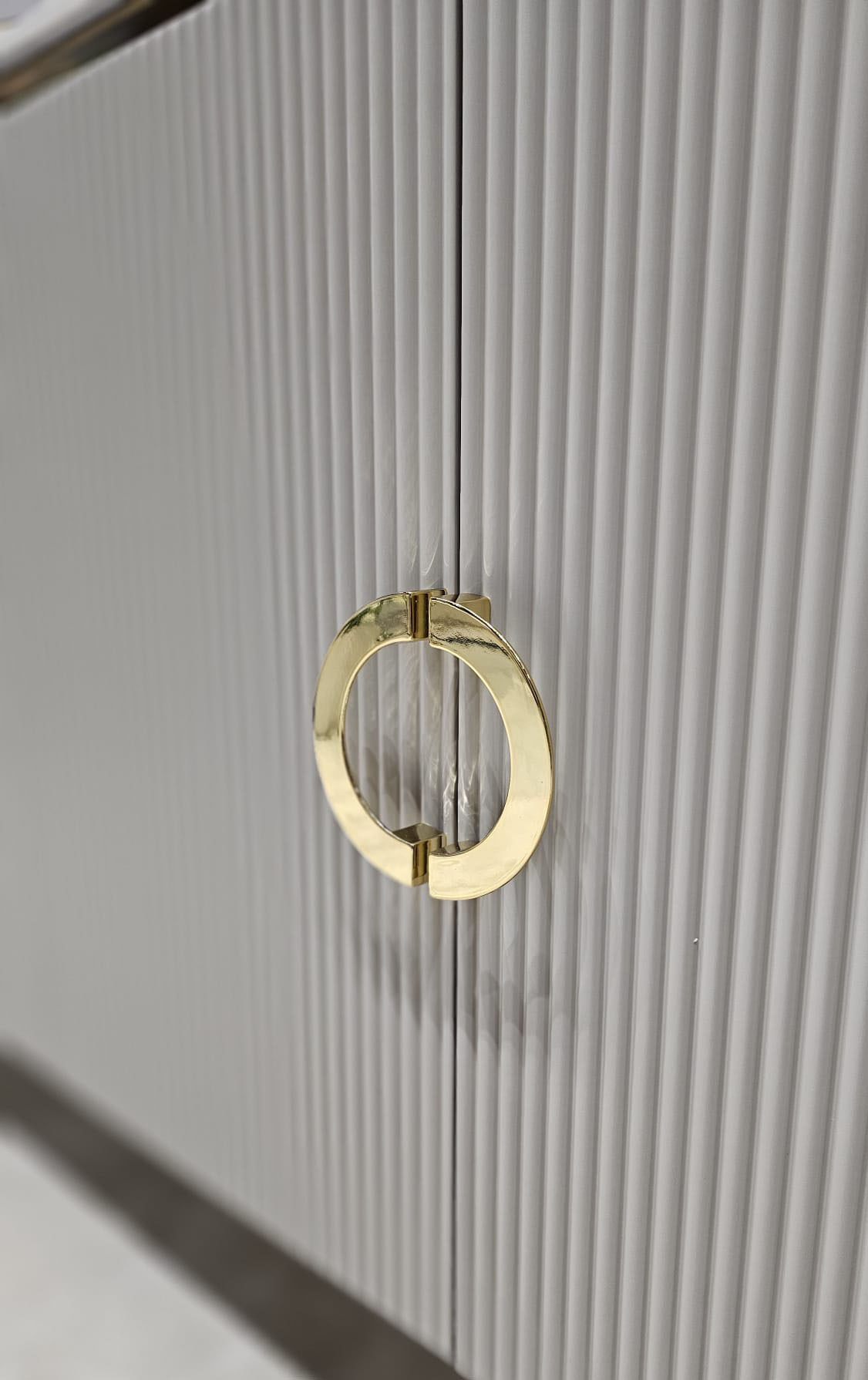 KOMODA Anne Cashmir, ryflowany korpus w kaszmirowym kolorze, czterodrzwiowa, blat z konglomeratu marmurowego, złote dodatki, ekskluzywna KOMODA Anne Cashmir, ryflowany korpus w kaszmirowym kolorze, czterodrzwiowa, blat z konglomeratu marmurowego, złote dodatki, ekskluzywna