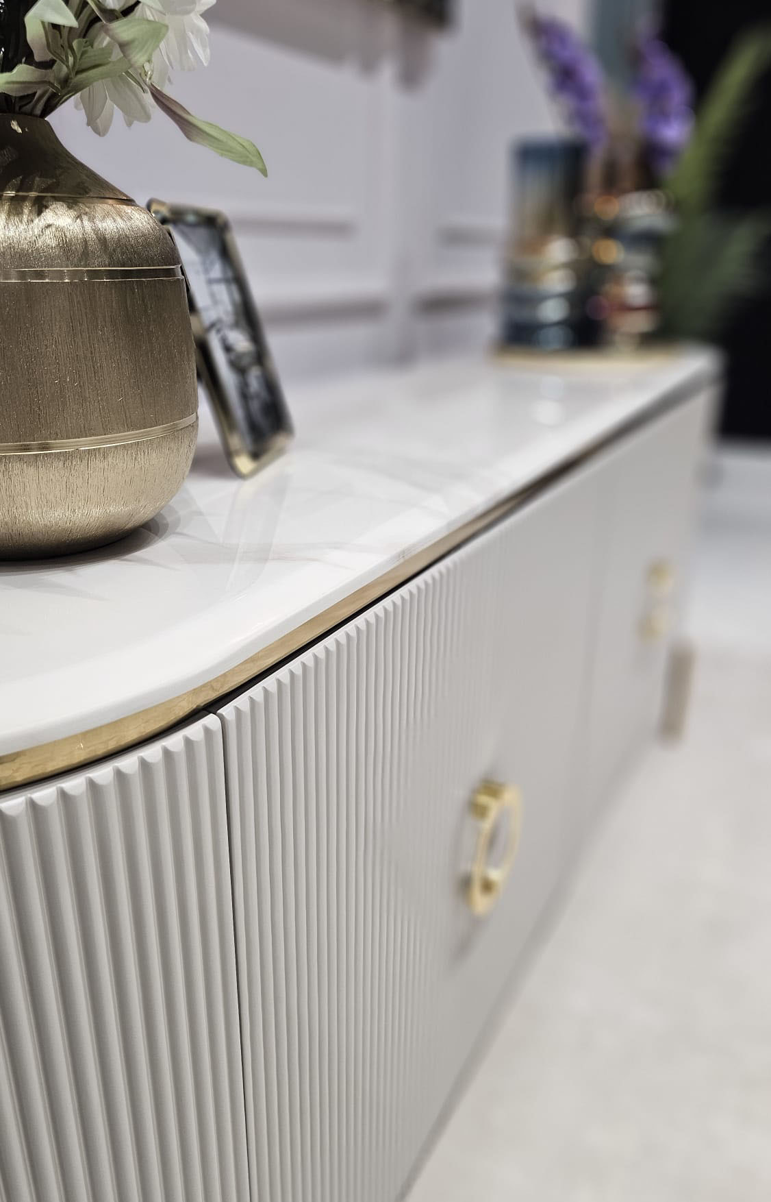 KOMODA Anne Cashmir, ryflowany korpus w kaszmirowym kolorze, czterodrzwiowa, blat z konglomeratu marmurowego, złote dodatki, piękna KOMODA Anne Cashmir, ryflowany korpus w kaszmirowym kolorze, czterodrzwiowa, blat z konglomeratu marmurowego, złote dodatki, piękna