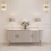 KOMODA Anne Cashmir, ryflowany korpus w kaszmirowym kolorze, czterodrzwiowa, blat z konglomeratu marmurowego, złote dodatki, piękna