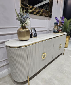 KOMODA Anne Cashmir, ryflowany korpus w kaszmirowym kolorze, czterodrzwiowa, blat z konglomeratu marmurowego, złote dodatki, premium