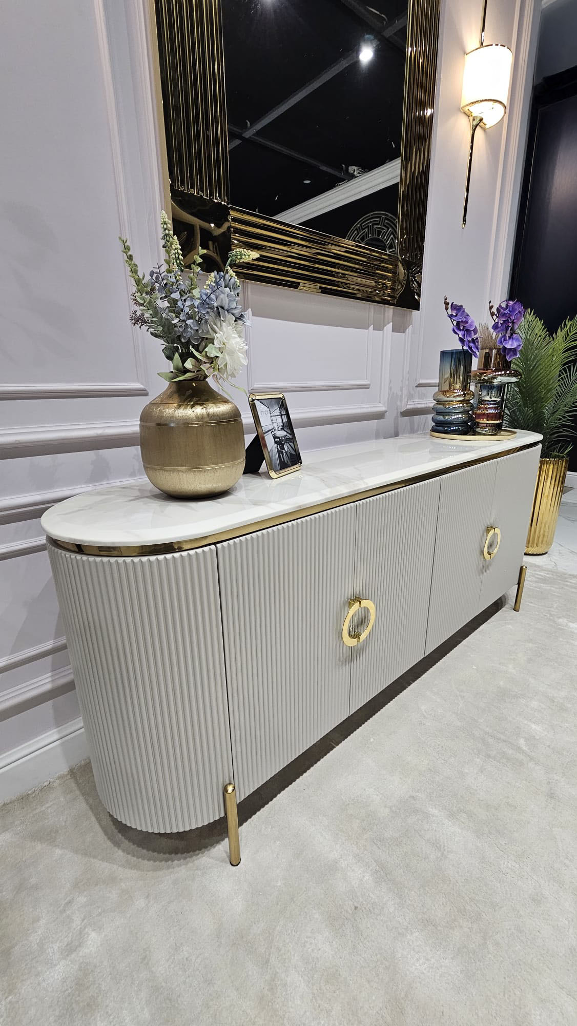 KOMODA Anne Cashmir, ryflowany korpus w kaszmirowym kolorze, czterodrzwiowa, blat z konglomeratu marmurowego, złote dodatki, premium KOMODA Anne Cashmir, ryflowany korpus w kaszmirowym kolorze, czterodrzwiowa, blat z konglomeratu marmurowego, złote dodatki, premium