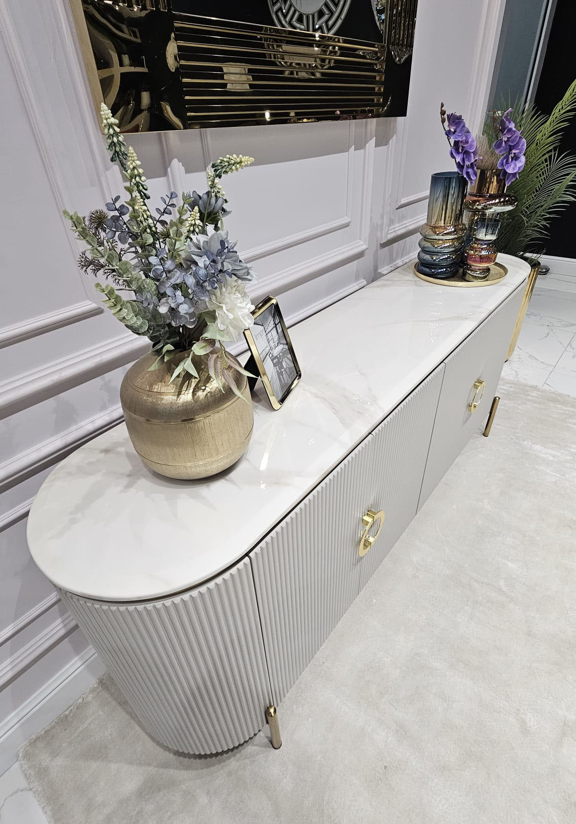 KOMODA Anne Cashmir, ryflowany korpus w kaszmirowym kolorze, czterodrzwiowa, blat z konglomeratu marmurowego, złote dodatki, wyjątkowa KOMODA Anne Cashmir, ryflowany korpus w kaszmirowym kolorze, czterodrzwiowa, blat z konglomeratu marmurowego, złote dodatki, wyjątkowa