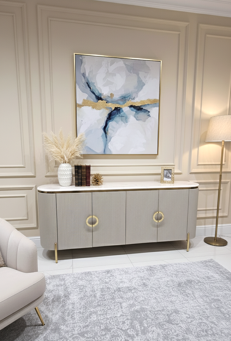 KOMODA Anne Cashmir, ryflowany korpus w kaszmirowym kolorze, czterodrzwiowa, blat z konglomeratu marmurowego, złote dodatki KOMODA Anne Cashmir, ryflowany korpus w kaszmirowym kolorze, czterodrzwiowa, blat z konglomeratu marmurowego, złote dodatki