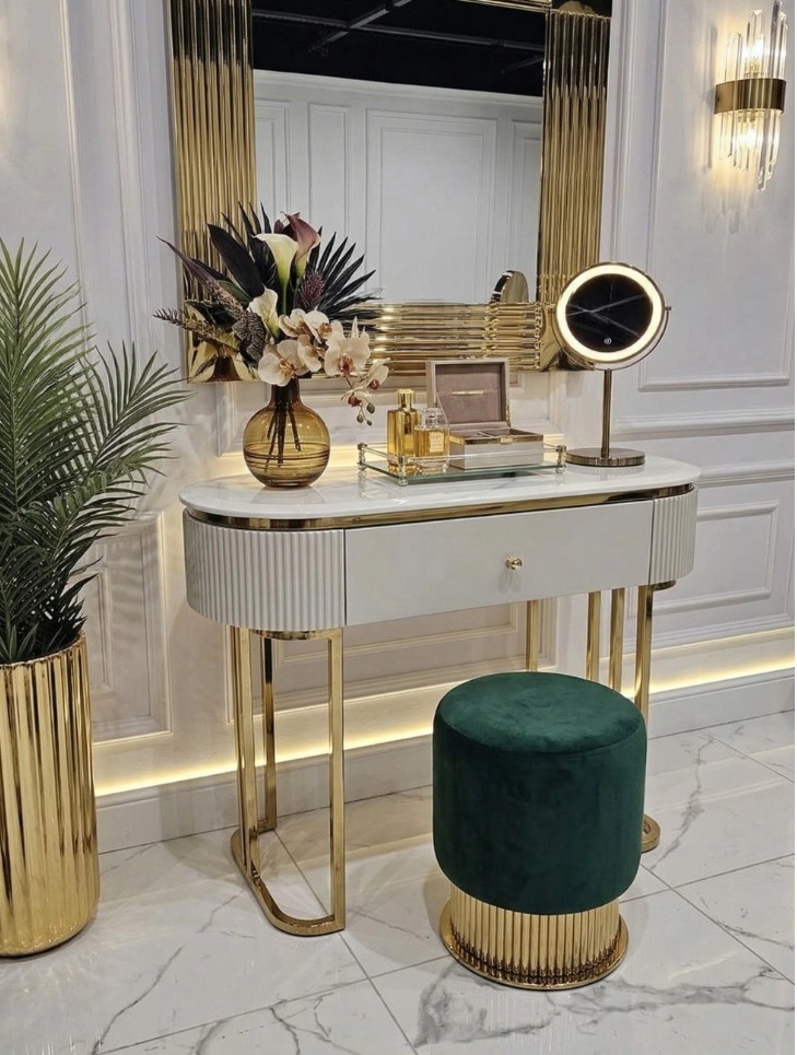 KONSOLA Anne Cashmir ryflowana, złote błyszczące elementy, blat z konglomeratu marmurowego – 100 cm, piękna