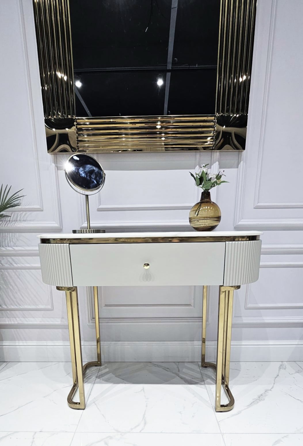 KONSOLA Anne Cashmir, złote nogi i detale, szuflada, kaszmirowa, ryflowane boki, blat z konglomeratu marmurowego