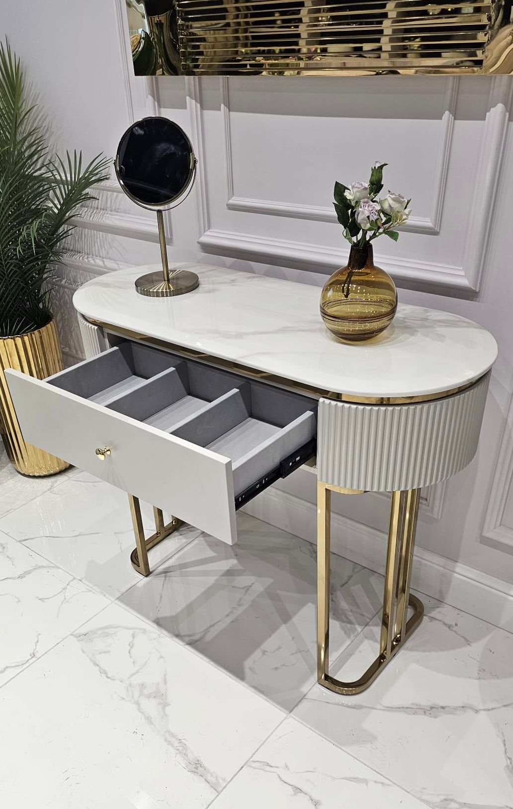 KONSOLA Anne Cashmir, złote nogi i detale, szuflada, kaszmirowa, ryflowane boki, blat z konglomeratu marmurowego 2