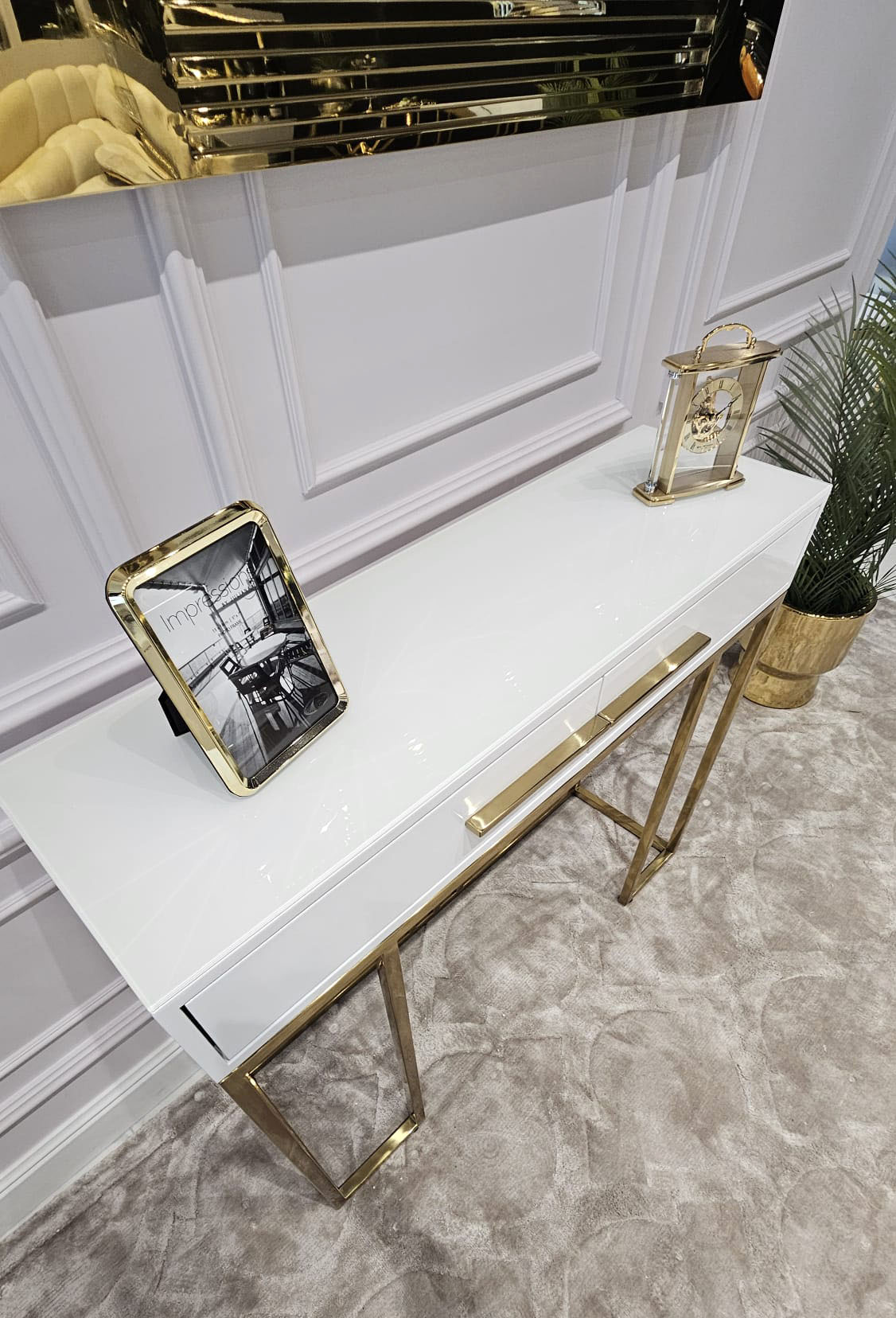 KONSOLA Naomi z dwiema szufladami, biały blat, złoty błyszczący stelaż, styl glamour, ekskluzywna
