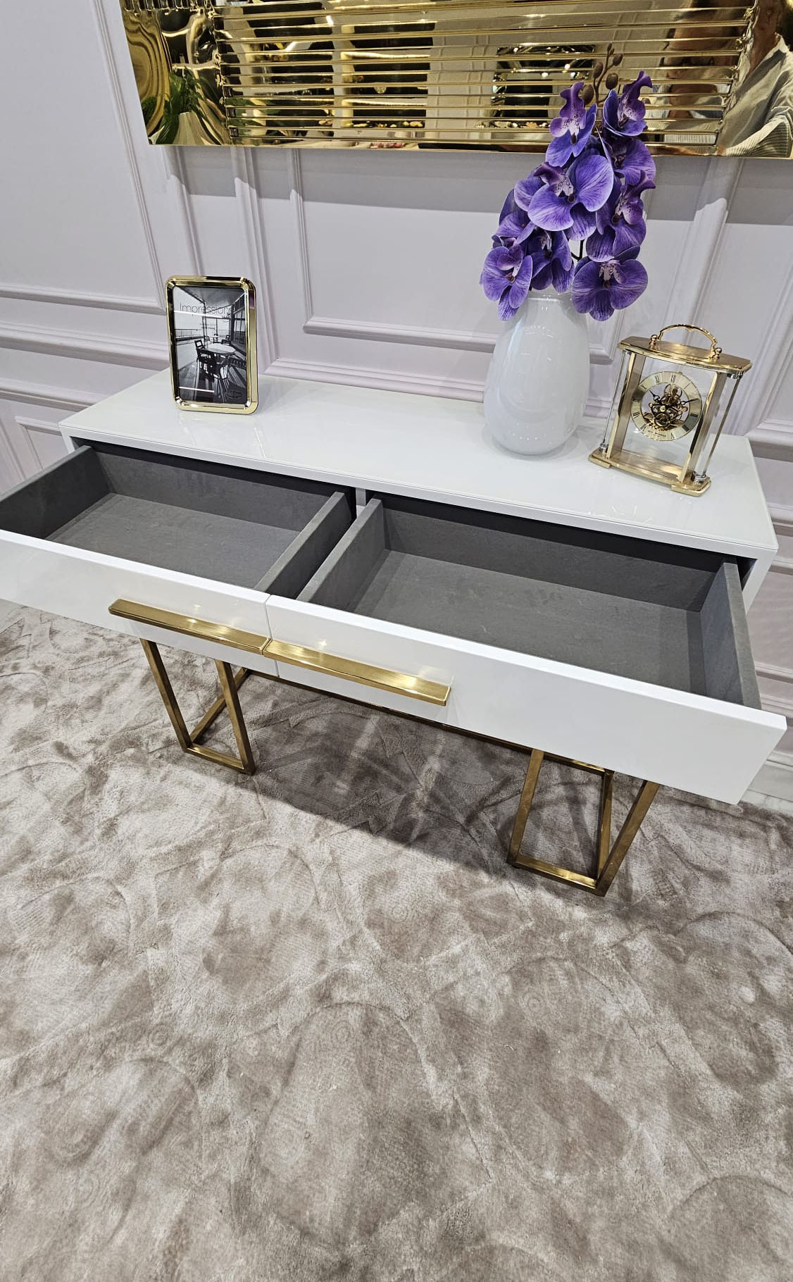 KONSOLA Naomi z dwiema szufladami, biały blat, złoty błyszczący stelaż, styl glamour, premium