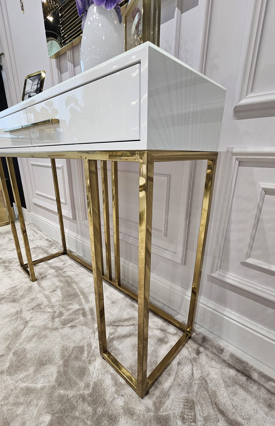 KONSOLA Naomi z dwiema szufladami, biały blat, złoty błyszczący stelaż, styl glamour, wyjątkowa
