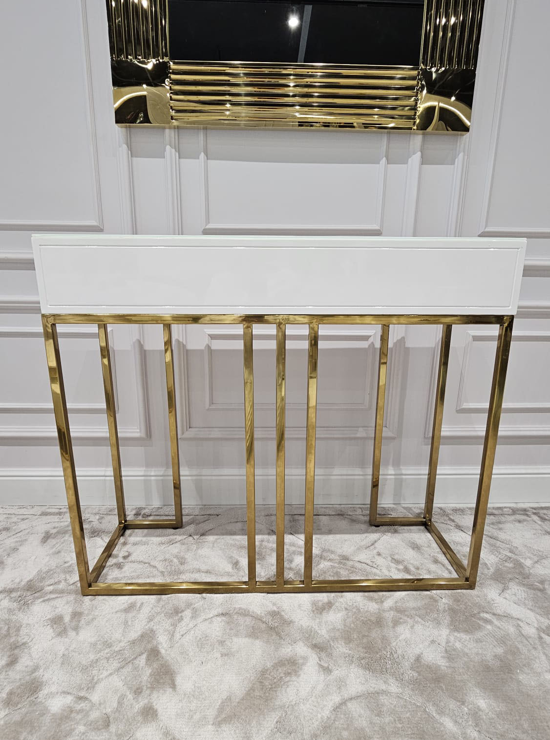 KONSOLA Naomi z dwiema szufladami, biały blat, złoty błyszczący stelaż, styl glamour, wyrafinowana