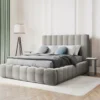 ŁÓŻKO Kelp tapicerowane, pionowe przeszycia, falista krawędź, jasnoszara tkanina, designerski styl, do sypialni