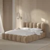 ŁÓŻKO Lupine tapicerowane, zaokrąglone kształty, piękne pionowe przeszycia, piaskowa tkanina, designerski styl, na zamówienie