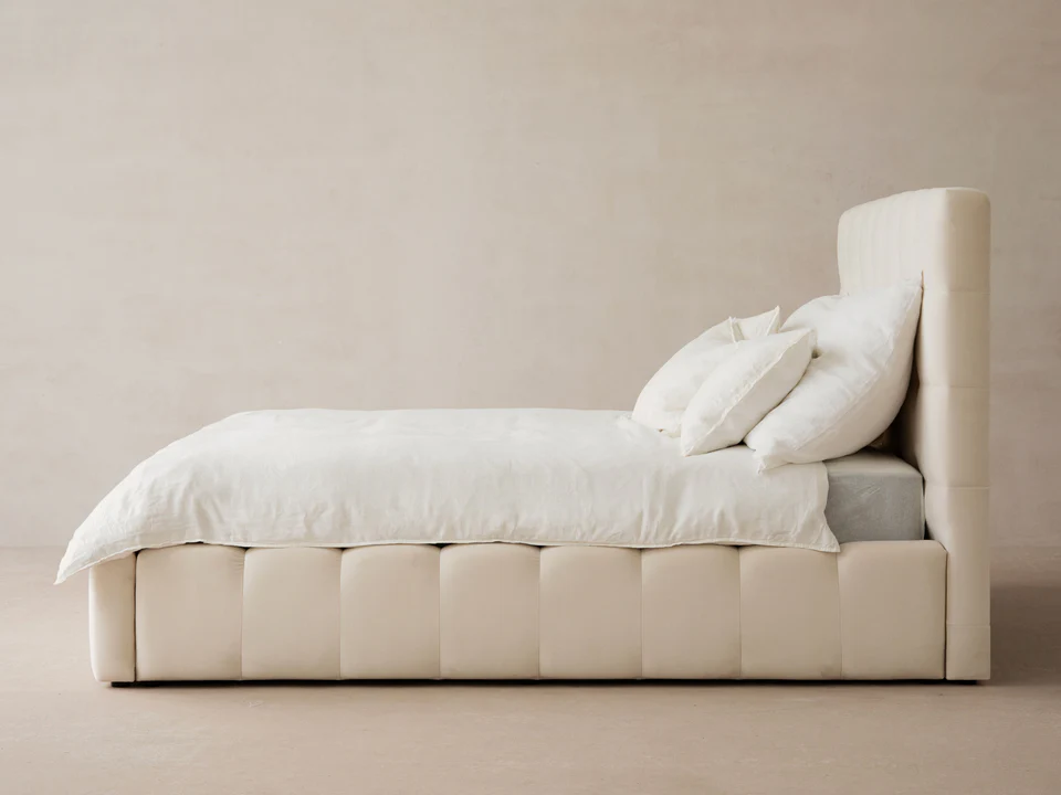 ŁÓŻKO Mamaia tapicerowane, designerskie przeszycia, jasnobeżowa tkanina, designerski styl, do sypialni ŁÓŻKO Mamaia tapicerowane, designerskie przeszycia, jasnobeżowa tkanina, designerski styl, do sypialni