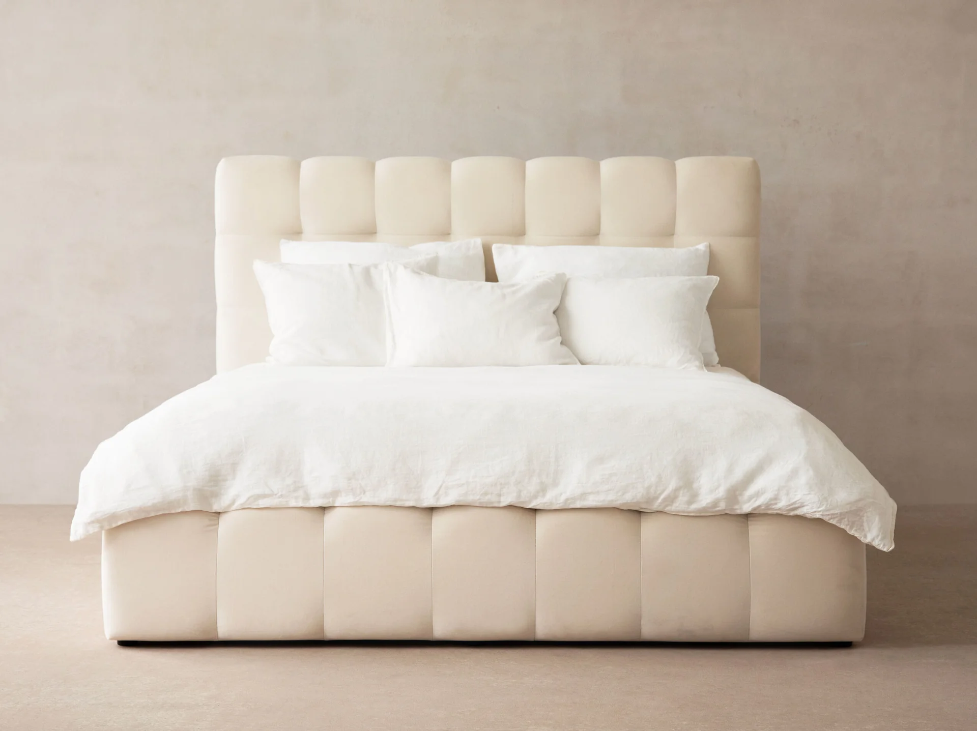 ŁÓŻKO Mamaia tapicerowane, designerskie przeszycia, jasnobeżowa tkanina, designerski styl, najwyższa jakość ŁÓŻKO Mamaia tapicerowane, designerskie przeszycia, jasnobeżowa tkanina, designerski styl, najwyższa jakość