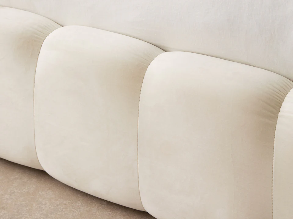 ŁÓŻKO Mamaia tapicerowane, designerskie przeszycia, jasnobeżowa tkanina, designerski styl, nowoczesne ŁÓŻKO Mamaia tapicerowane, designerskie przeszycia, jasnobeżowa tkanina, designerski styl, nowoczesne