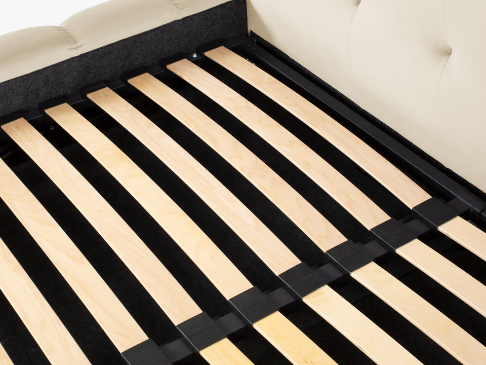 ŁÓŻKO Mamaia tapicerowane, designerskie przeszycia, jasnobeżowa tkanina, designerski styl, premium ŁÓŻKO Mamaia tapicerowane, designerskie przeszycia, jasnobeżowa tkanina, designerski styl, premium