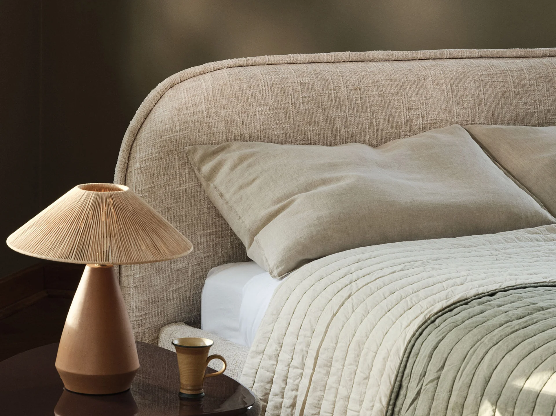 ŁÓŻKO Murada o zaokrąglonym wezgłowiu, tkaniną szenilową w kolorze off-white, wewnętrzna konstrukcja z drewna sosnowego, do sypialni ŁÓŻKO Murada o zaokrąglonym wezgłowiu, tkaniną szenilową w kolorze off-white, wewnętrzna konstrukcja z drewna sosnowego, do sypialni