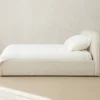 ŁÓŻKO Murada o zaokrąglonym wezgłowiu, tkaniną szenilową w kolorze off-white, wewnętrzna konstrukcja z drewna sosnowego, ekskluzywne
