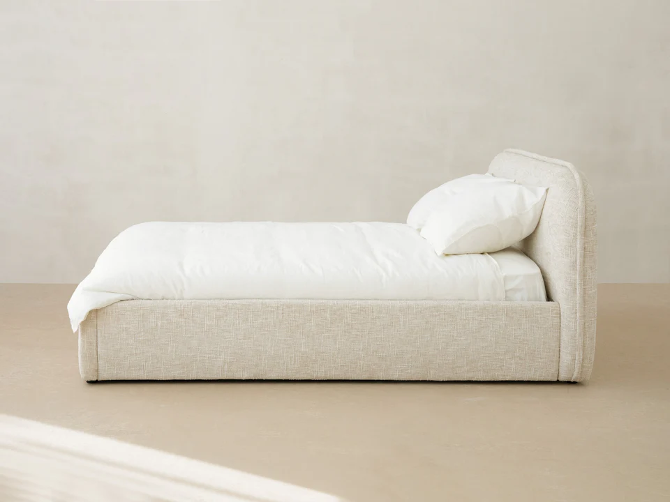 ŁÓŻKO Murada o zaokrąglonym wezgłowiu, tkaniną szenilową w kolorze off-white, wewnętrzna konstrukcja z drewna sosnowego, ekskluzywne ŁÓŻKO Murada o zaokrąglonym wezgłowiu, tkaniną szenilową w kolorze off-white, wewnętrzna konstrukcja z drewna sosnowego, ekskluzywne