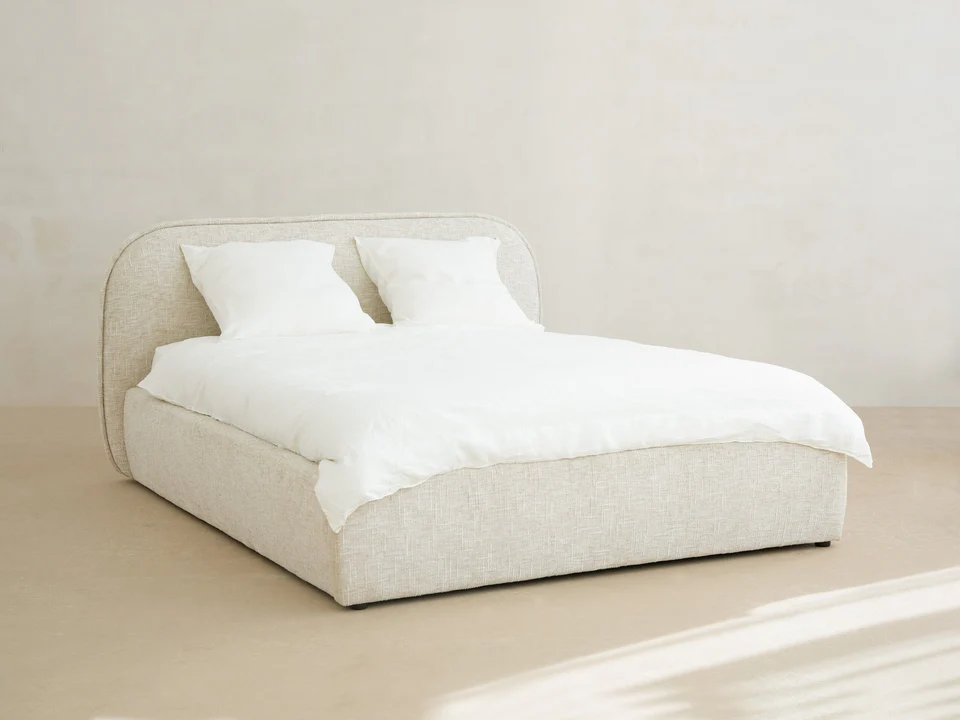 ŁÓŻKO Murada o zaokrąglonym wezgłowiu, tkaniną szenilową w kolorze off-white, wewnętrzna konstrukcja z drewna sosnowego, piękne ŁÓŻKO Murada o zaokrąglonym wezgłowiu, tkaniną szenilową w kolorze off-white, wewnętrzna konstrukcja z drewna sosnowego, piękne