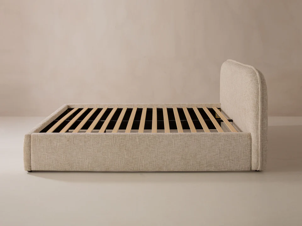 ŁÓŻKO Murada o zaokrąglonym wezgłowiu, tkaniną szenilową w kolorze off-white, wewnętrzna konstrukcja z drewna sosnowego, wyjątkowe ŁÓŻKO Murada o zaokrąglonym wezgłowiu, tkaniną szenilową w kolorze off-white, wewnętrzna konstrukcja z drewna sosnowego, wyjątkowe