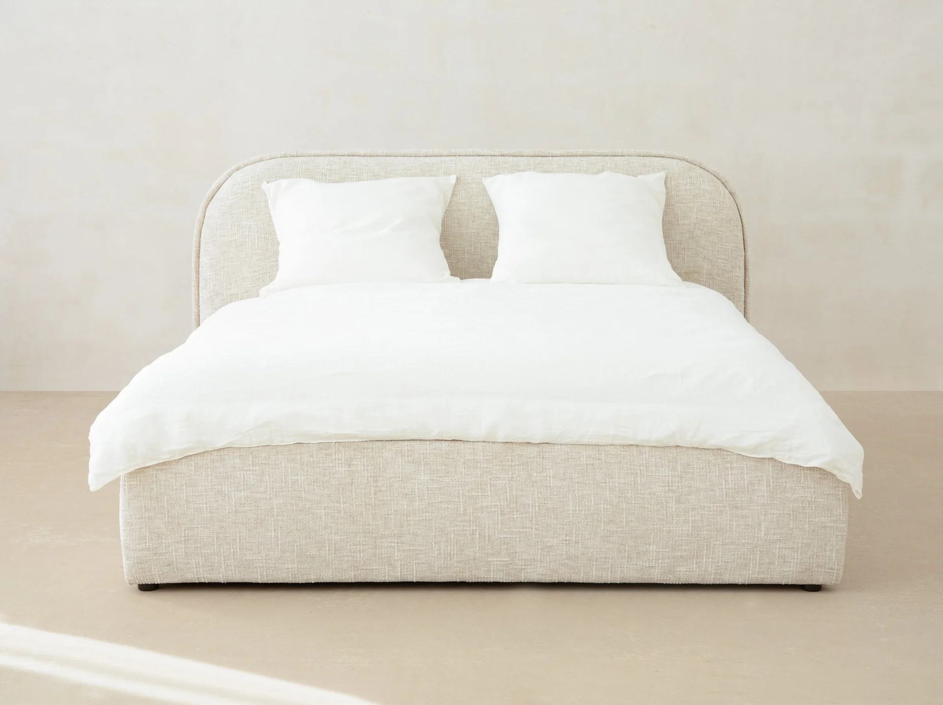 ŁÓŻKO Murada o zaokrąglonym wezgłowiu, tkaniną szenilową w kolorze off-white, wewnętrzna konstrukcja z drewna sosnowego ŁÓŻKO Murada o zaokrąglonym wezgłowiu, tkaniną szenilową w kolorze off-white, wewnętrzna konstrukcja z drewna sosnowego