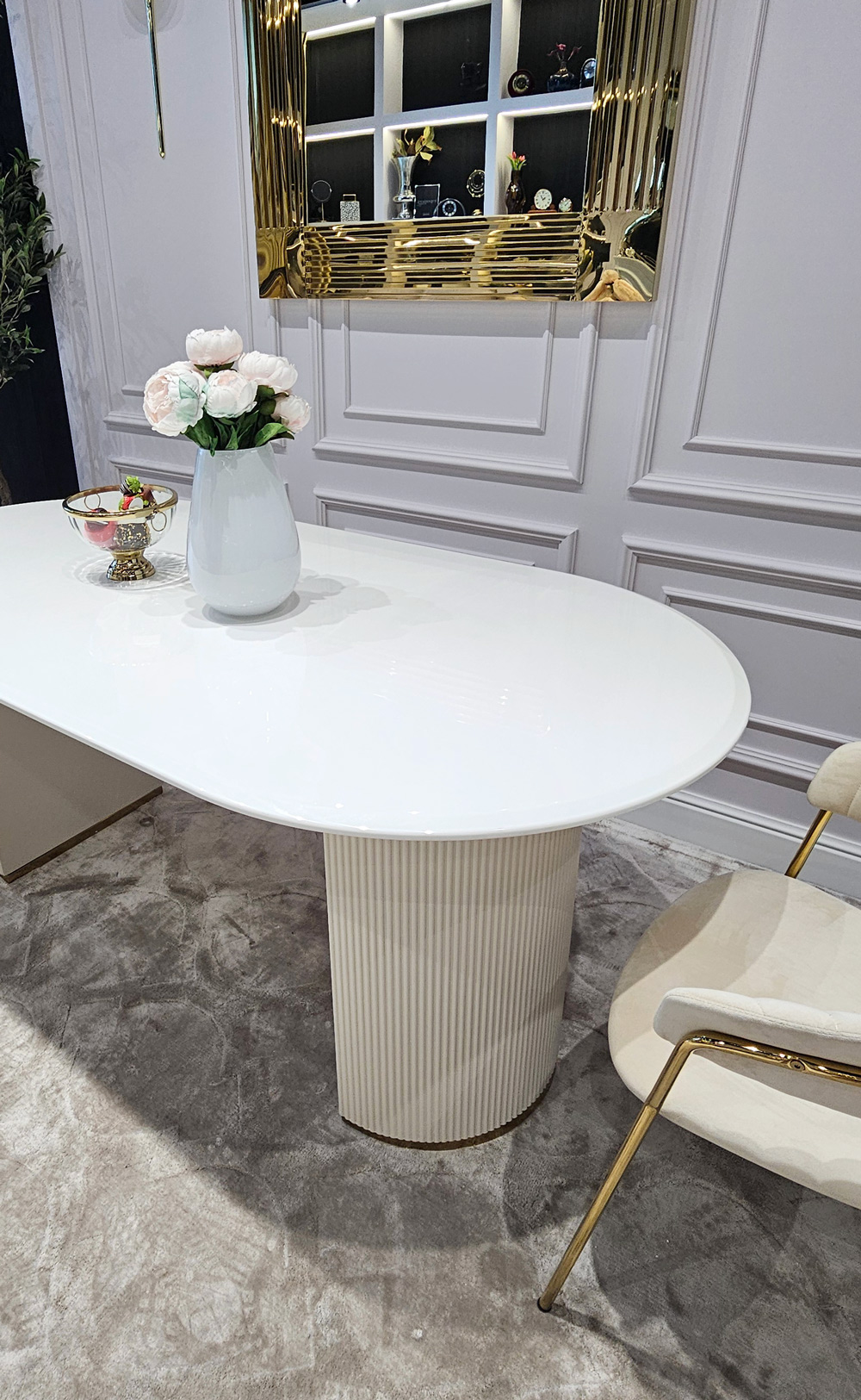 STÓŁ Incante owalny na dwóch nogach, biały z złotymi detalami, blat z konglomeratu marmurowego, nowoczesny, piękny