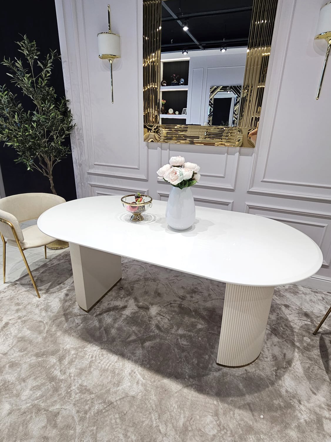 STÓŁ Incante owalny na dwóch nogach, biały z złotymi detalami, blat z konglomeratu marmurowego, nowoczesny
