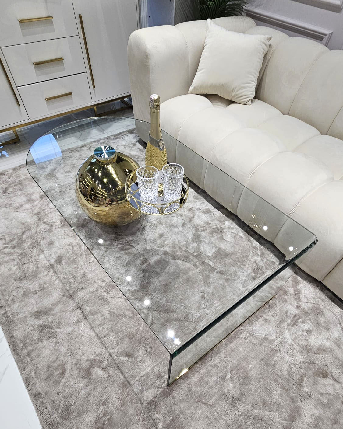 STOLIK KAWOWY ze złotą błyszczącą podstawą w kształcie kuli, szklany blat, nowoczesny styl, ekskluzywny