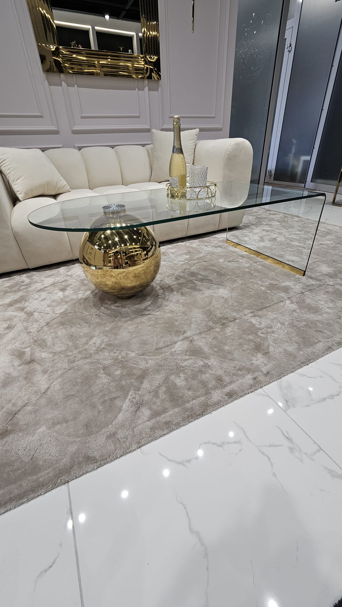 STOLIK KAWOWY ze złotą błyszczącą podstawą w kształcie kuli, szklany blat, nowoczesny styl, najwyższa jakość STOLIK KAWOWY ze złotą błyszczącą podstawą w kształcie kuli, szklany blat, nowoczesny styl, najwyższa jakość