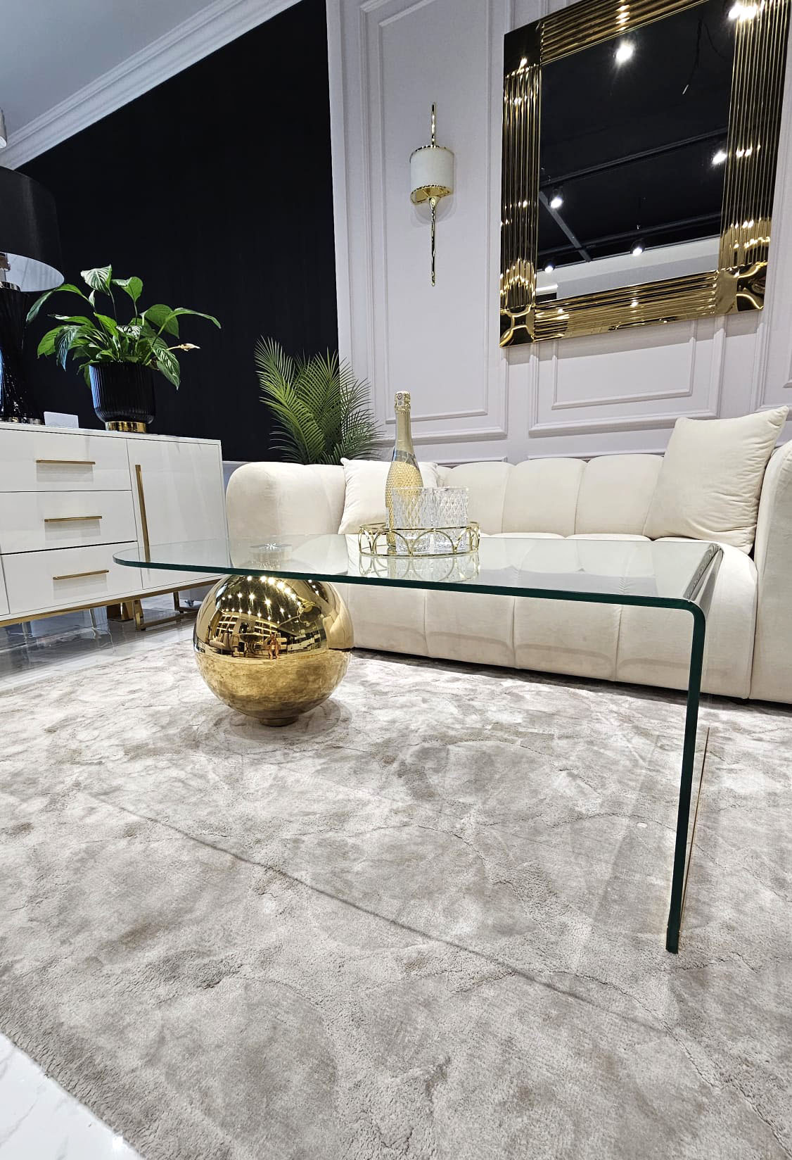 STOLIK KAWOWY ze złotą błyszczącą podstawą w kształcie kuli, szklany blat, nowoczesny styl, piękny STOLIK KAWOWY ze złotą błyszczącą podstawą w kształcie kuli, szklany blat, nowoczesny styl, piękny