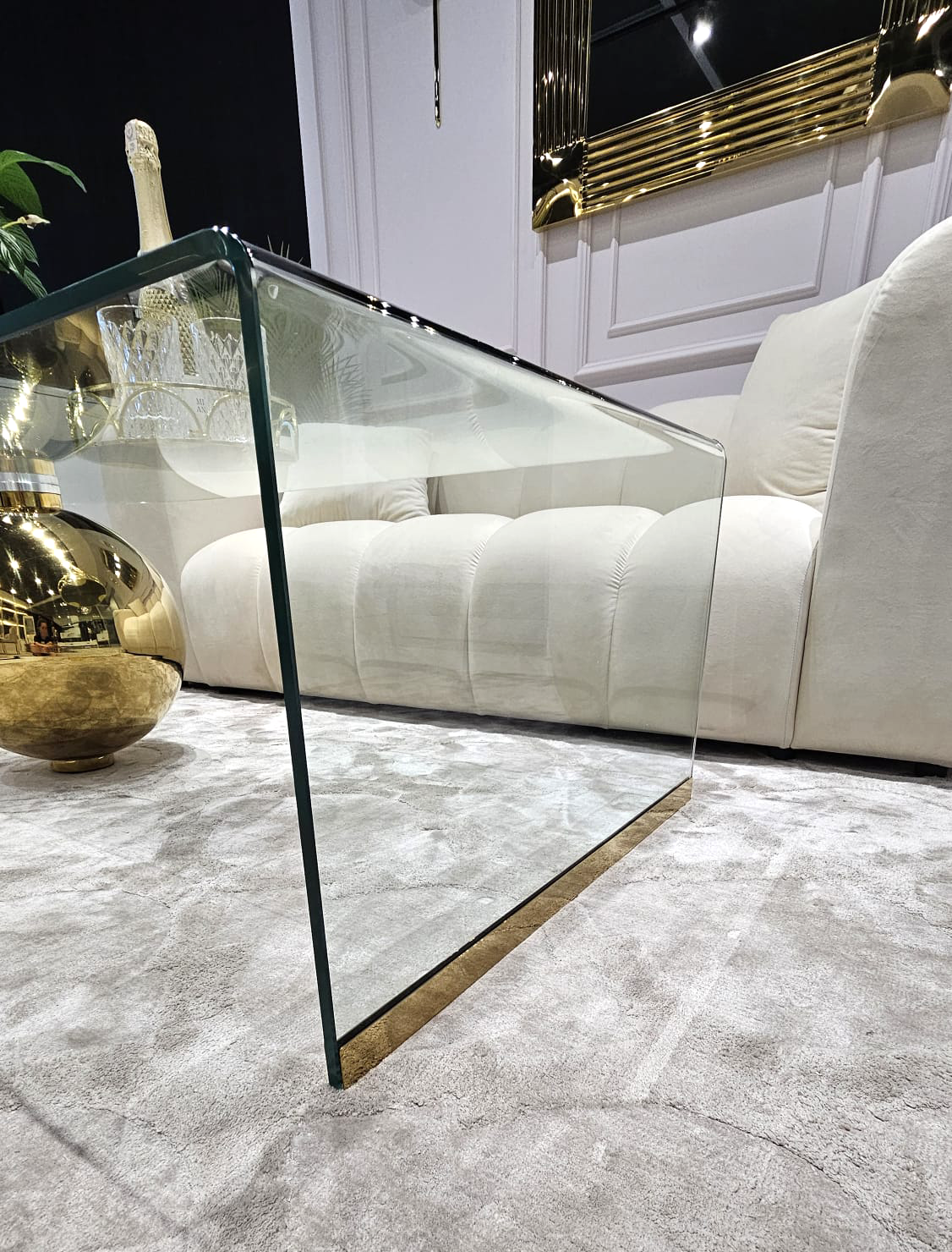 STOLIK KAWOWY ze złotą błyszczącą podstawą w kształcie kuli, szklany blat, nowoczesny styl, premium STOLIK KAWOWY ze złotą błyszczącą podstawą w kształcie kuli, szklany blat, nowoczesny styl, premium