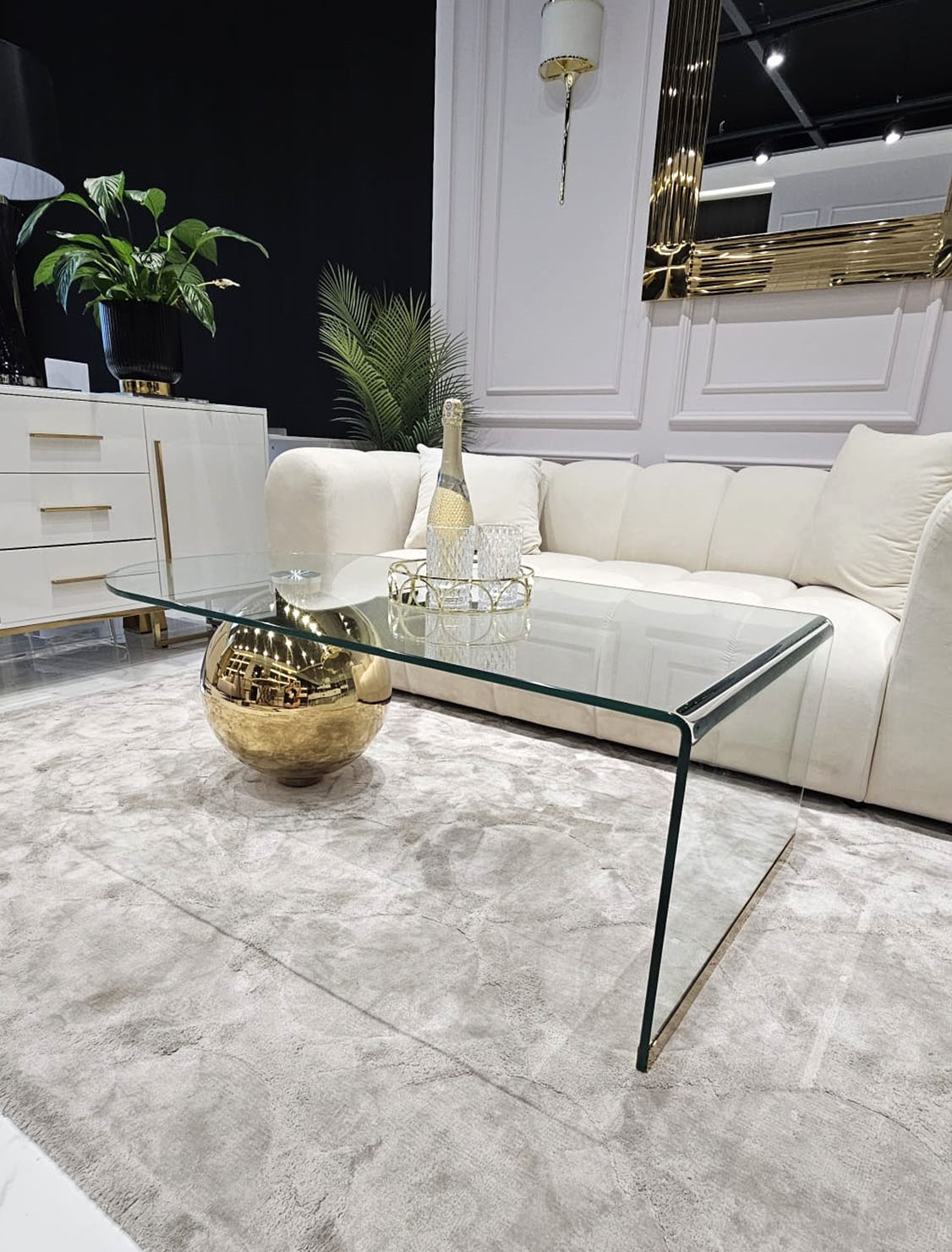 STOLIK KAWOWY ze złotą błyszczącą podstawą w kształcie kuli, szklany blat, nowoczesny styl STOLIK KAWOWY ze złotą błyszczącą podstawą w kształcie kuli, szklany blat, nowoczesny styl