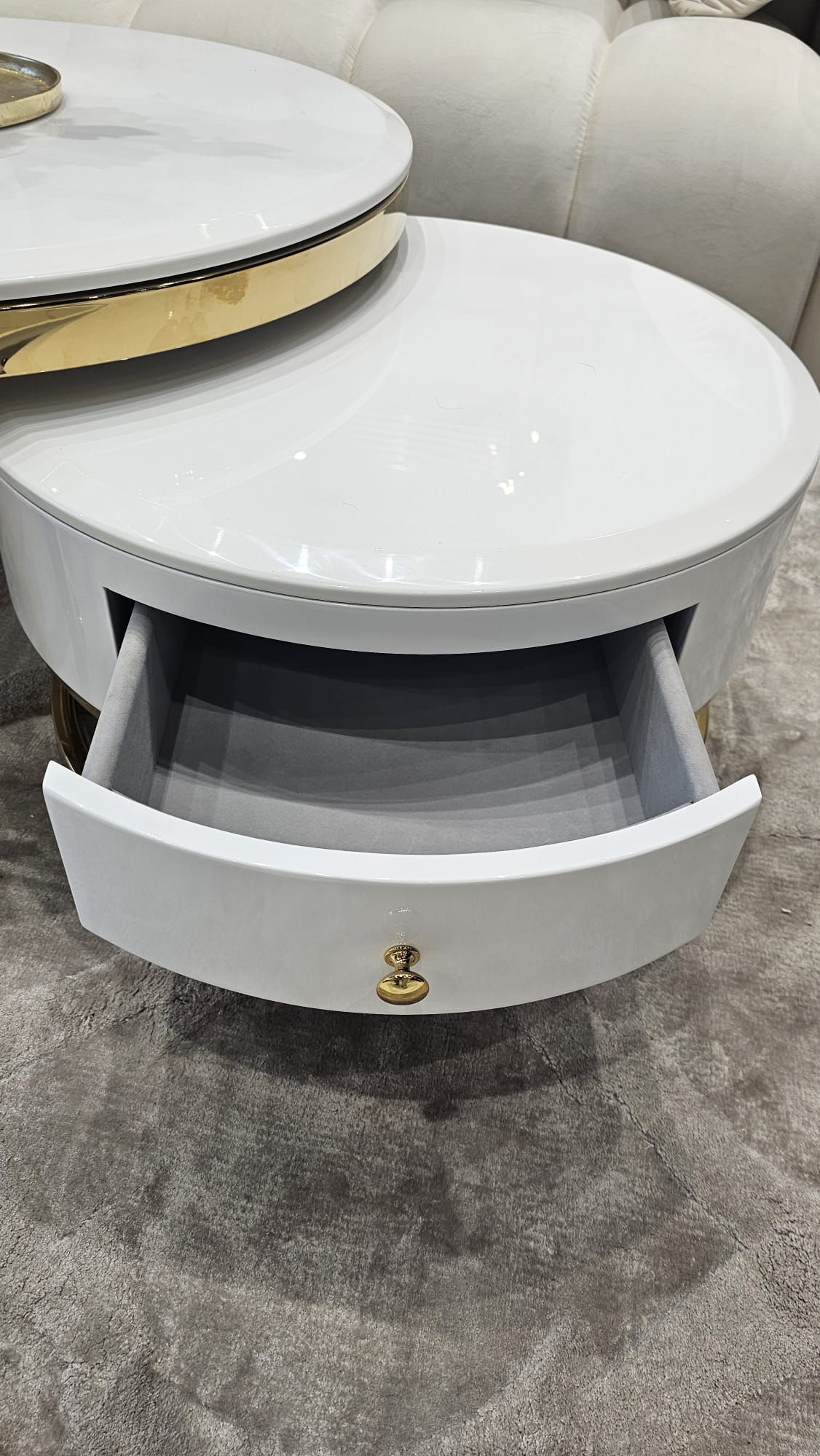 ZESTAW STOLIKÓW KAWOWYCH 2w1 Monaco na złotej błyszczącej podstawie, białe blaty z konglomeratu marmurowego, ekskluzywny