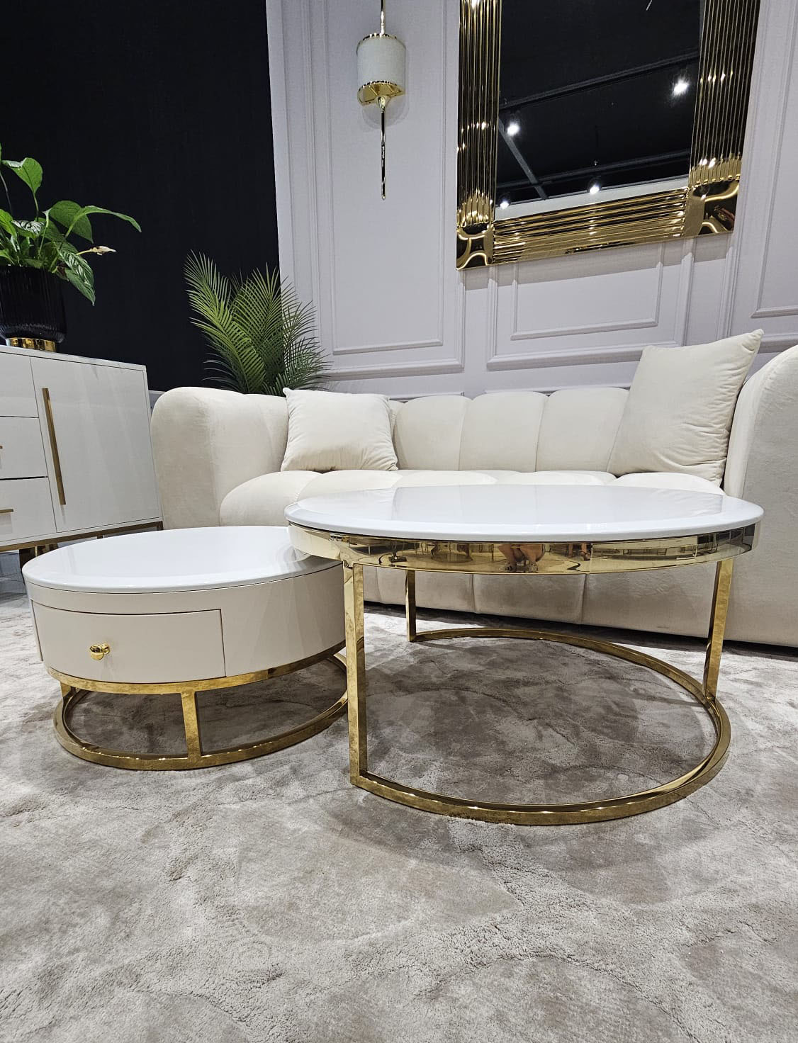 ZESTAW STOLIKÓW KAWOWYCH 2w1 Monaco na złotej błyszczącej podstawie, białe blaty z konglomeratu marmurowego, korpus z szufladą w kolorze ecru, ekskluzywny ZESTAW STOLIKÓW KAWOWYCH 2w1 Monaco na złotej błyszczącej podstawie, białe blaty z konglomeratu marmurowego, korpus z szufladą w kolorze ecru, ekskluzywny
