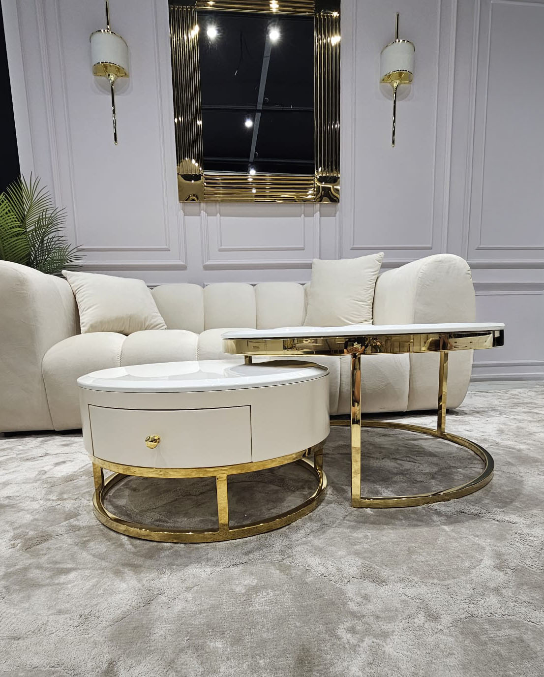 ZESTAW STOLIKÓW KAWOWYCH 2w1 Monaco na złotej błyszczącej podstawie, białe blaty z konglomeratu marmurowego, korpus z szufladą w kolorze ecru, piękny ZESTAW STOLIKÓW KAWOWYCH 2w1 Monaco na złotej błyszczącej podstawie, białe blaty z konglomeratu marmurowego, korpus z szufladą w kolorze ecru, piękny