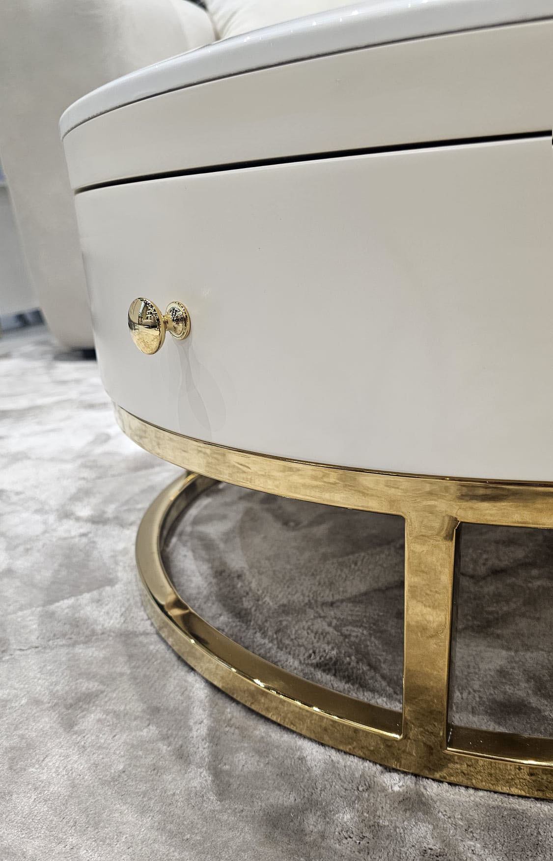 ZESTAW STOLIKÓW KAWOWYCH 2w1 Monaco na złotej błyszczącej podstawie, białe blaty z konglomeratu marmurowego, korpus z szufladą w kolorze ecru, premium ZESTAW STOLIKÓW KAWOWYCH 2w1 Monaco na złotej błyszczącej podstawie, białe blaty z konglomeratu marmurowego, korpus z szufladą w kolorze ecru, premium