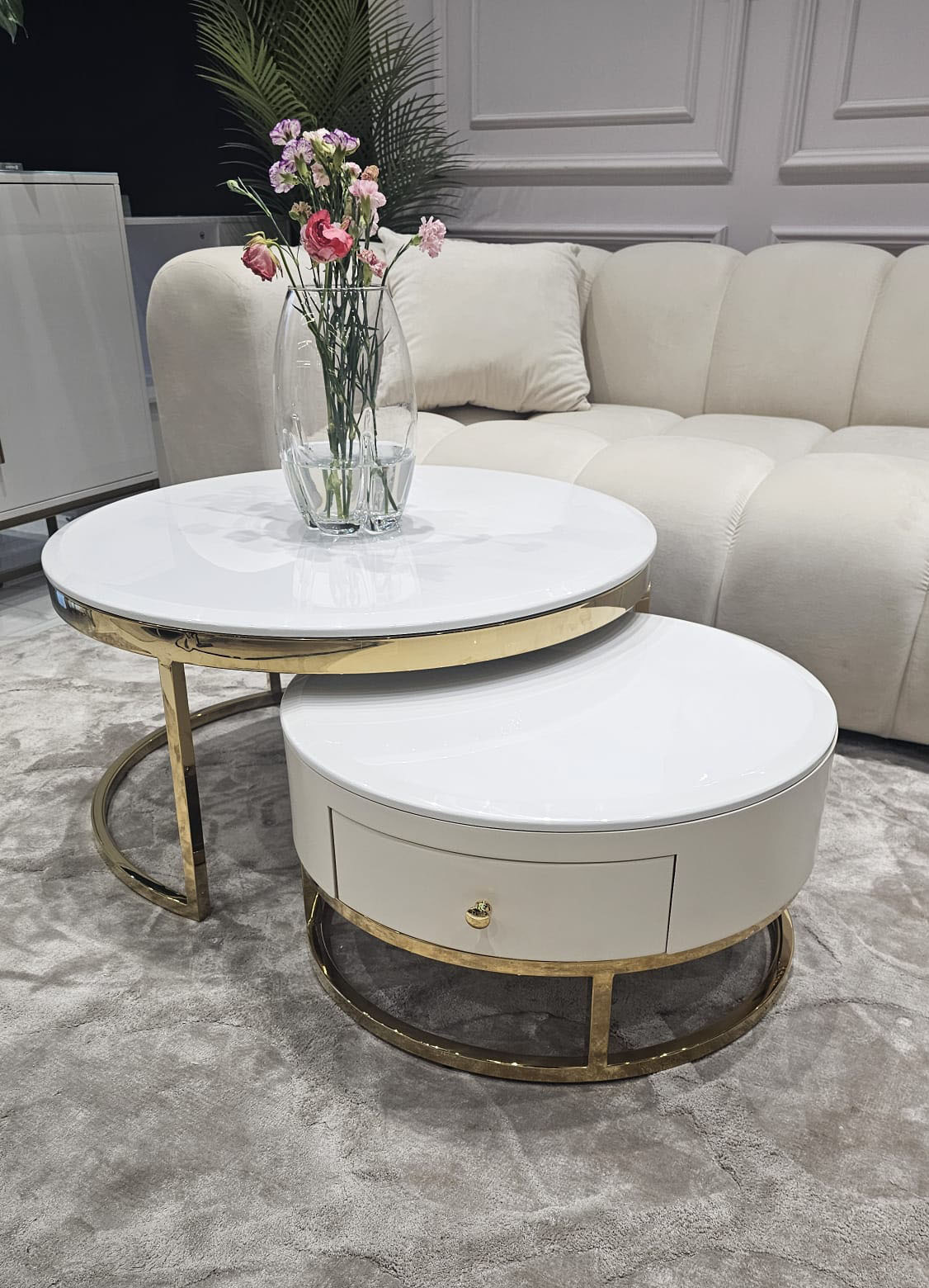 ZESTAW STOLIKÓW KAWOWYCH 2w1 Monaco na złotej błyszczącej podstawie, białe blaty z konglomeratu marmurowego, korpus z szufladą w kolorze ecru ZESTAW STOLIKÓW KAWOWYCH 2w1 Monaco na złotej błyszczącej podstawie, białe blaty z konglomeratu marmurowego, korpus z szufladą w kolorze ecru