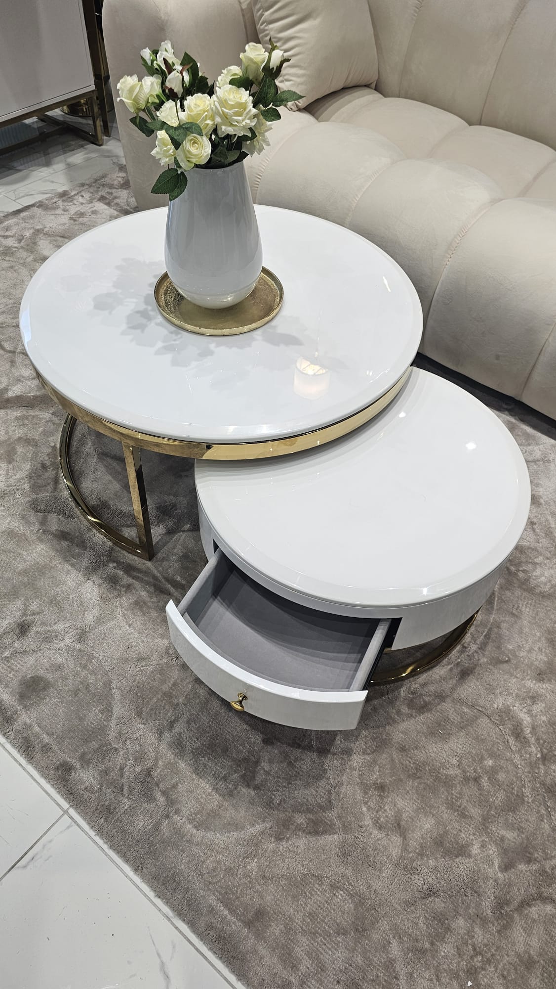 ZESTAW STOLIKÓW KAWOWYCH 2w1 Monaco na złotej błyszczącej podstawie, białe blaty z konglomeratu marmurowego, piękny