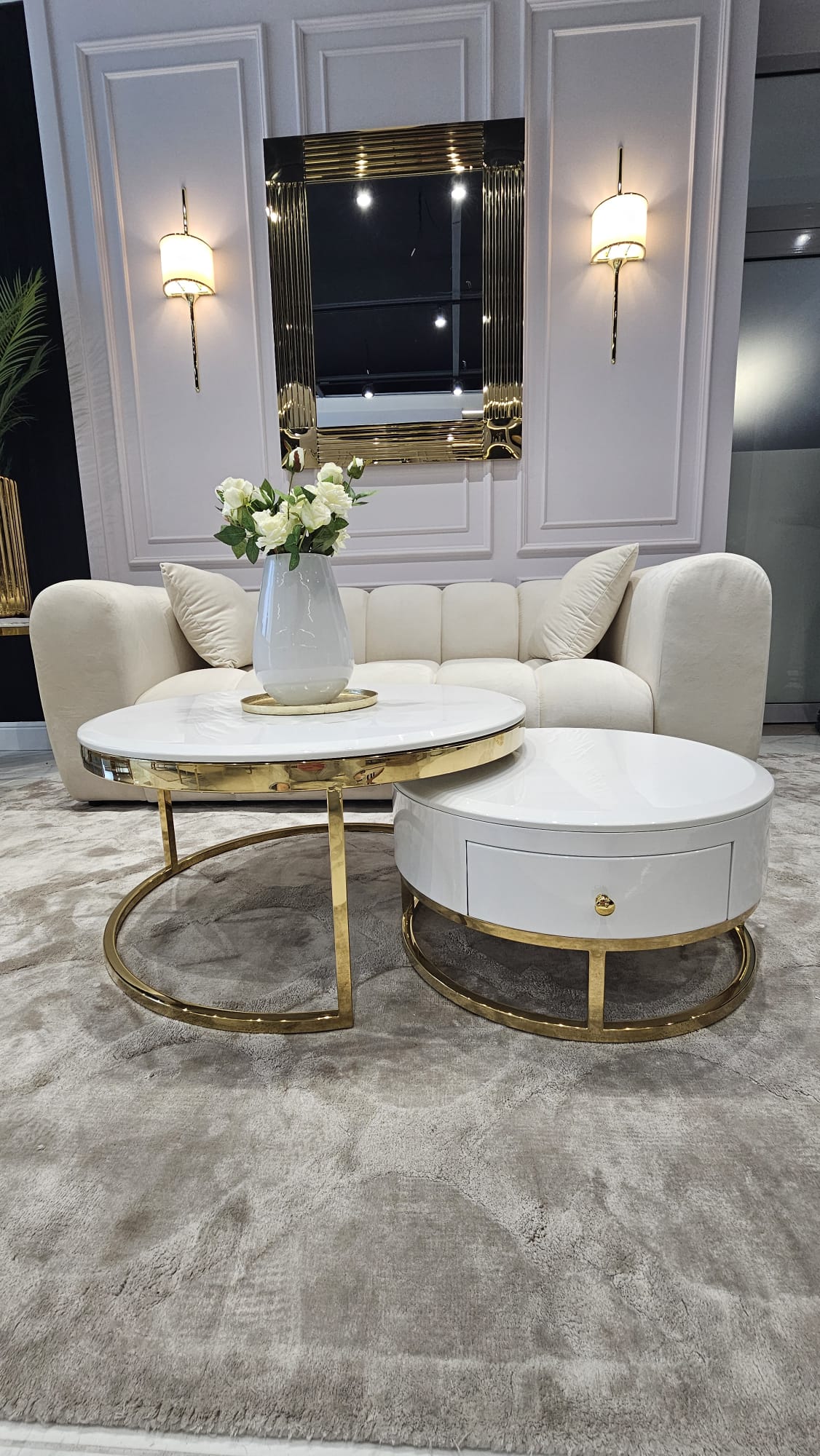 ZESTAW STOLIKÓW KAWOWYCH 2w1 Monaco na złotej błyszczącej podstawie, białe blaty z konglomeratu marmurowego, premium