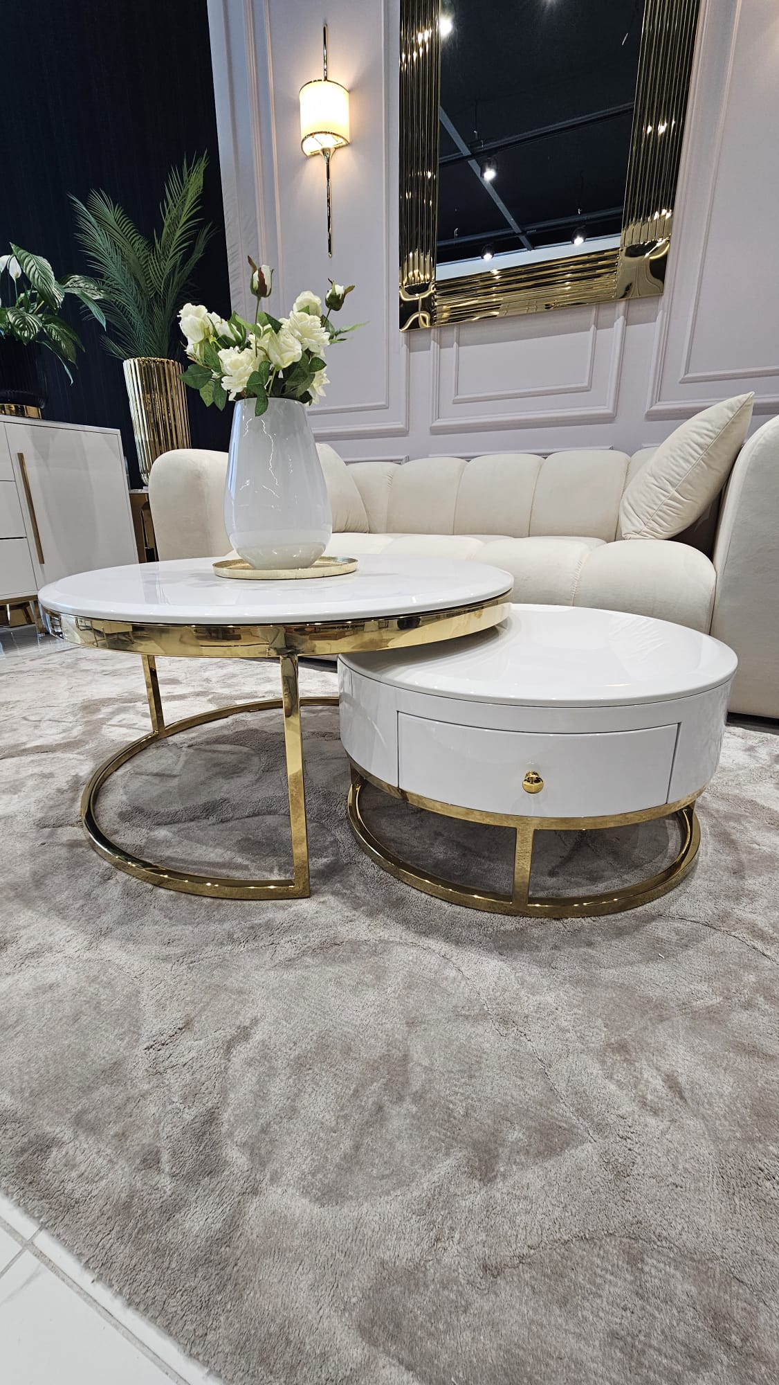 ZESTAW STOLIKÓW KAWOWYCH 2w1 Monaco na złotej błyszczącej podstawie, białe blaty z konglomeratu marmurowego, wyjątkowy