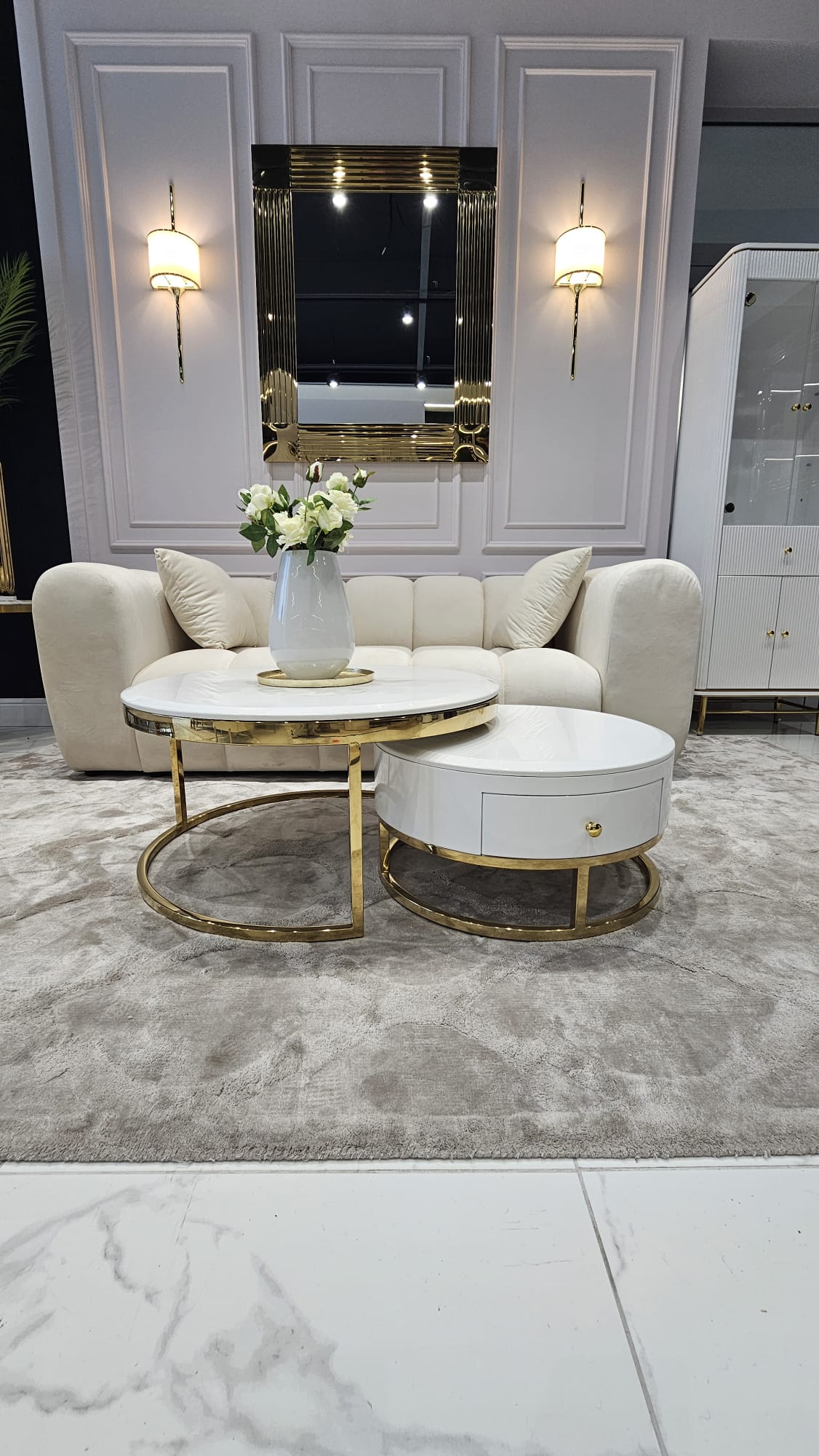 ZESTAW STOLIKÓW KAWOWYCH 2w1 Monaco na złotej błyszczącej podstawie, białe blaty z konglomeratu marmurowego
